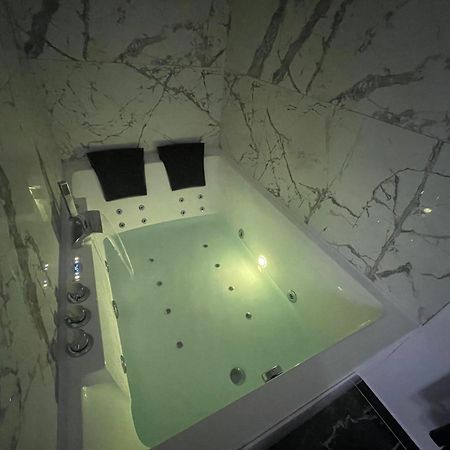 Le Cocon Balneo Apartment Sens Exterior photo